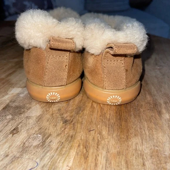 UGG Australia Snuggle Slippers - Picture 9 of 10